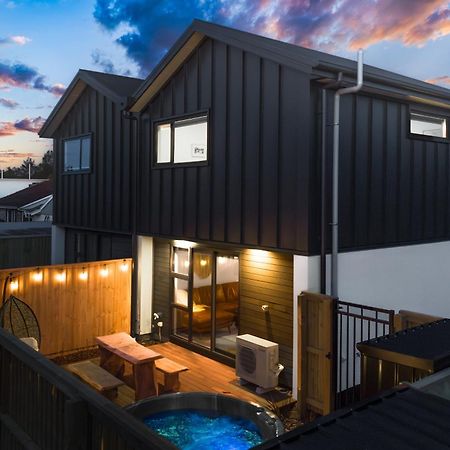 Cozy Retreat With Hot Tub Lägenhet Christchurch Exteriör bild