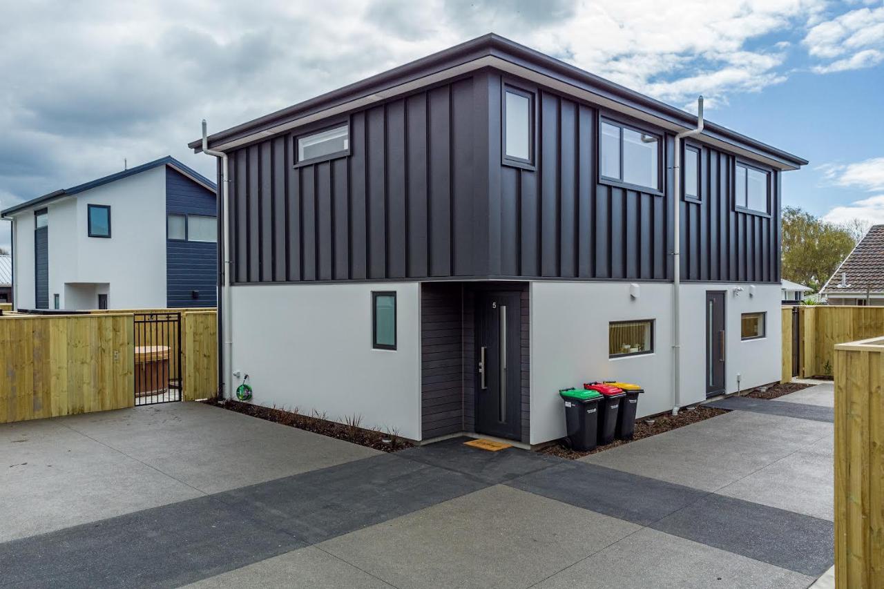 Cozy Retreat With Hot Tub Lägenhet Christchurch Exteriör bild