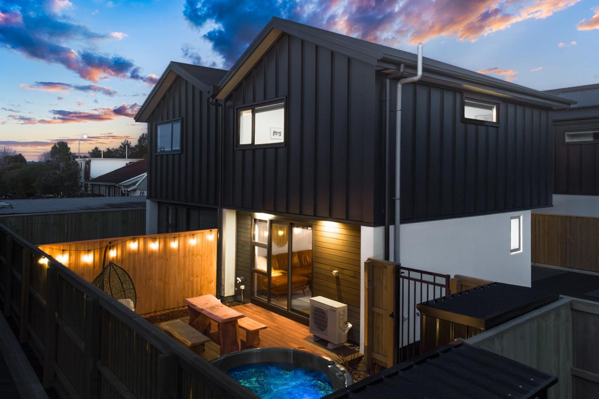 Cozy Retreat With Hot Tub Lägenhet Christchurch Exteriör bild